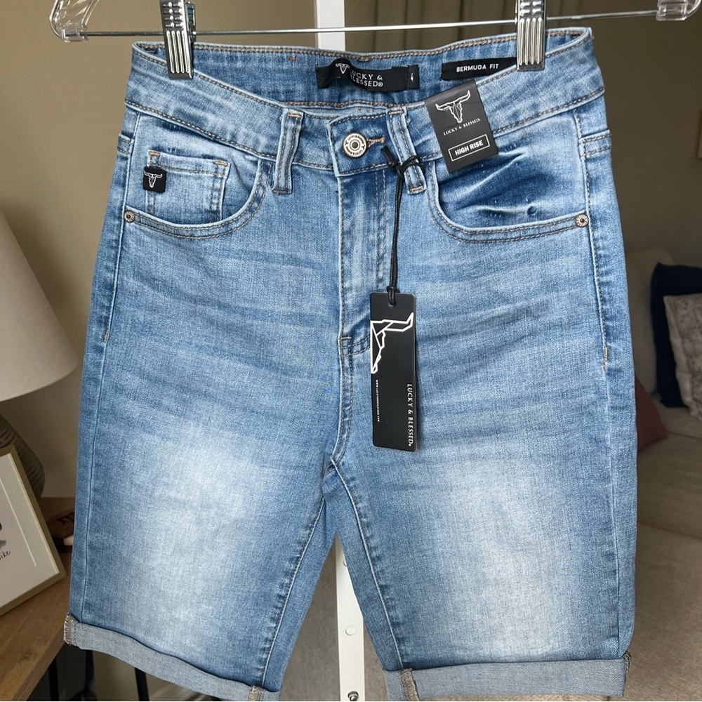 Lucky & Blessed Women’s High Rise Bermuda Fit Jean Shorts Size 4 NWT $20